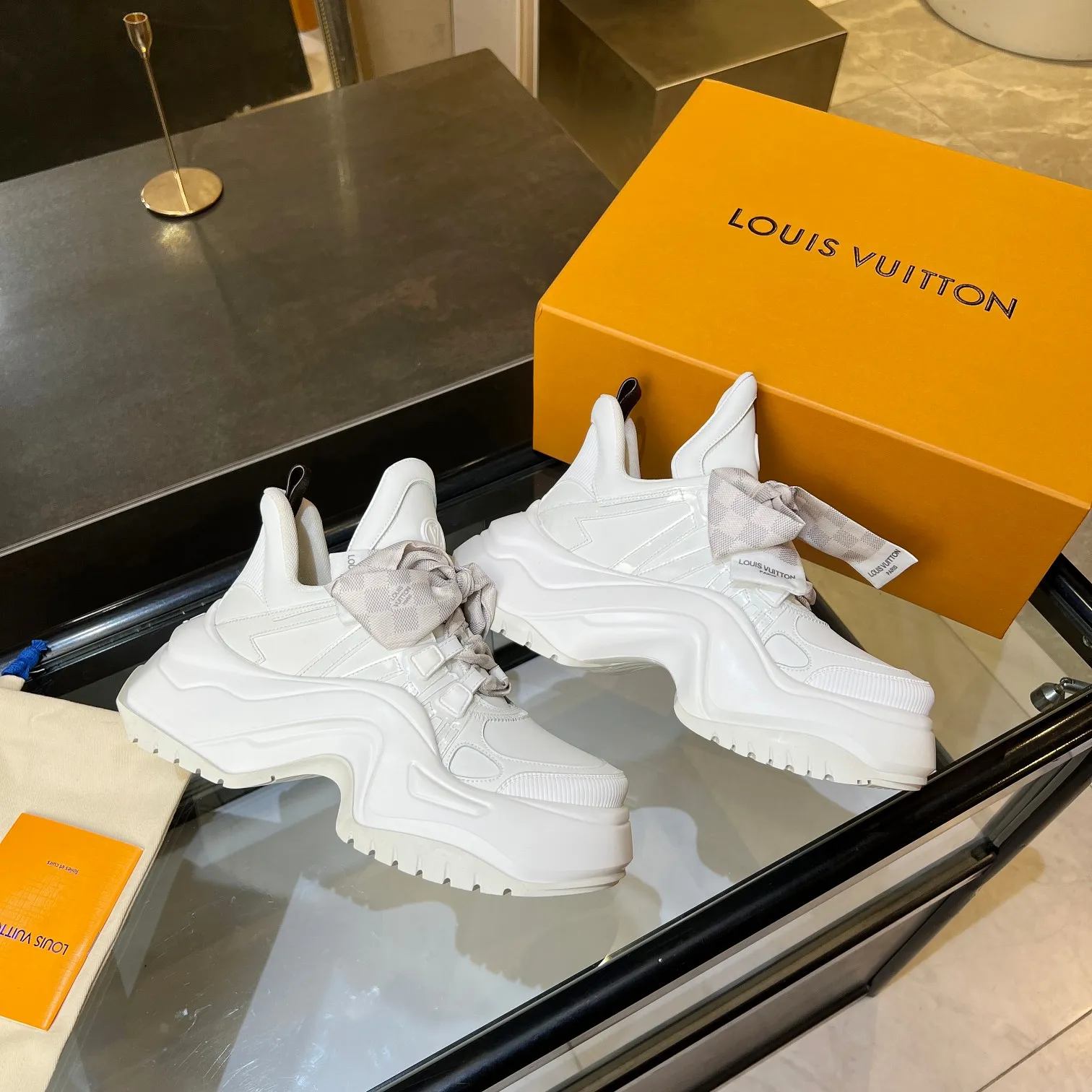 👟👟Ex-factory price 760👟👟 Nicolas Ghesquieye once again refined the design essence of LVArchlight sneakers to create LVArchlight2.0 platfrm sneakers. The combination of multiple technical materials, the wide outsole and the exaggerated tongue highlight the series' recognition, and the latter is marked with the LVCirCle logo 35-41